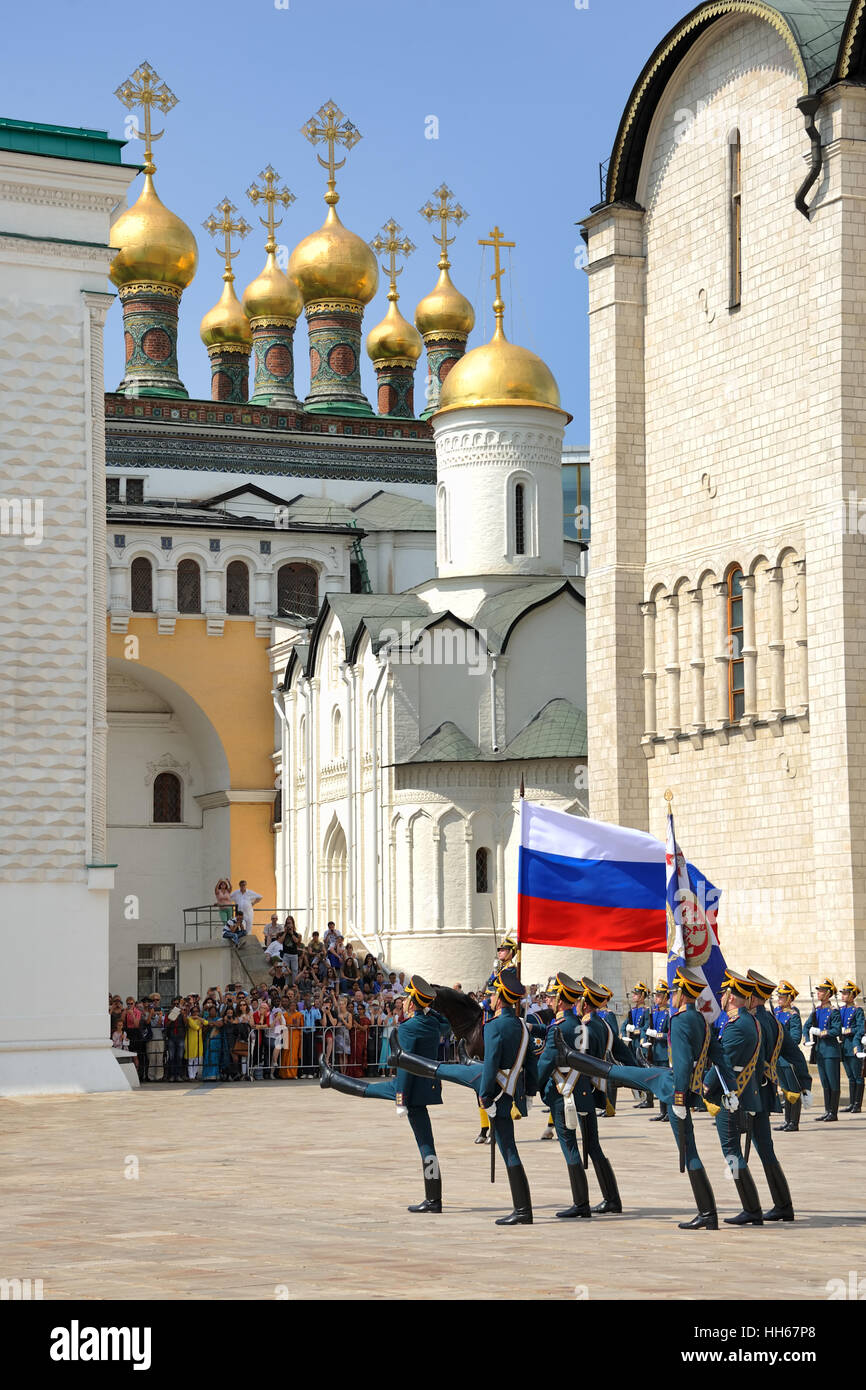 Honor Guard marschieren mit Kreml Schritt mit Fahnen der Russischen Föderation am Kathedralenplatz im Moskauer Kreml. Russland Stockfoto
