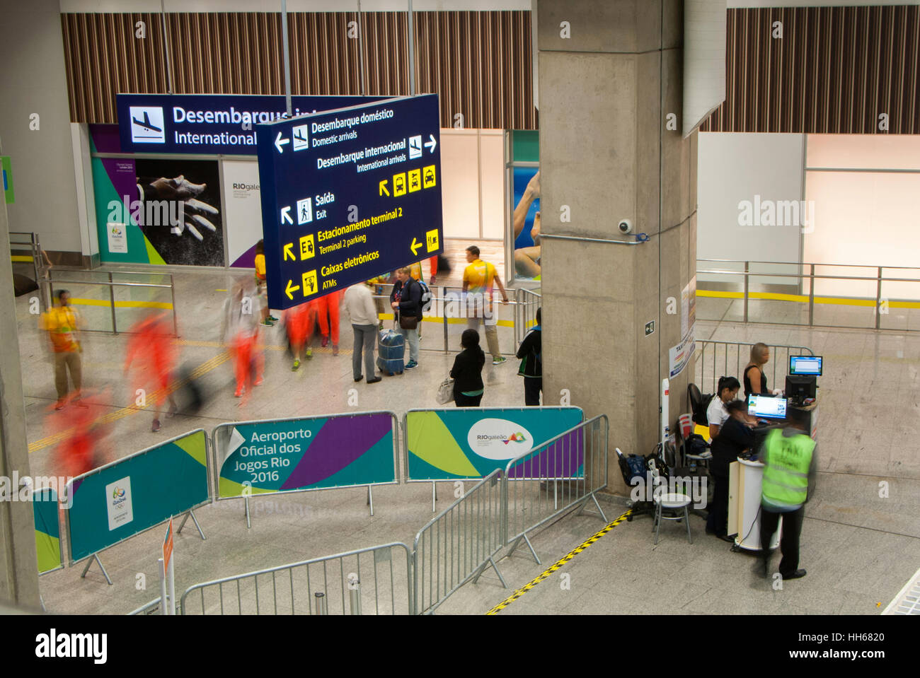 Freiwillige warten Paralympischen Teams, Rio De Janeiro, Brasilien Stockfoto