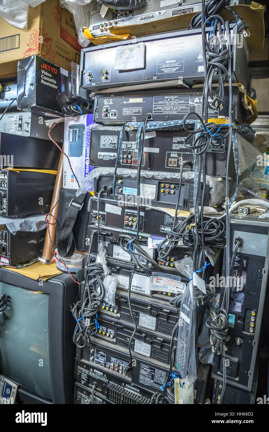 Einen Stapel alte elektronische Ausrüstung, übereinander Stockfoto