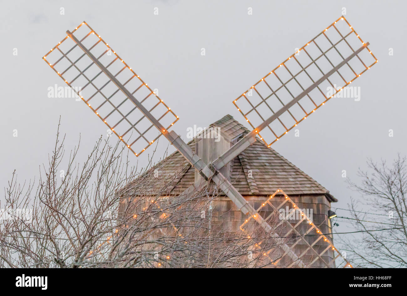 Wind Mill mit weißen Weihnachtsbeleuchtung dekoriert Stockfoto