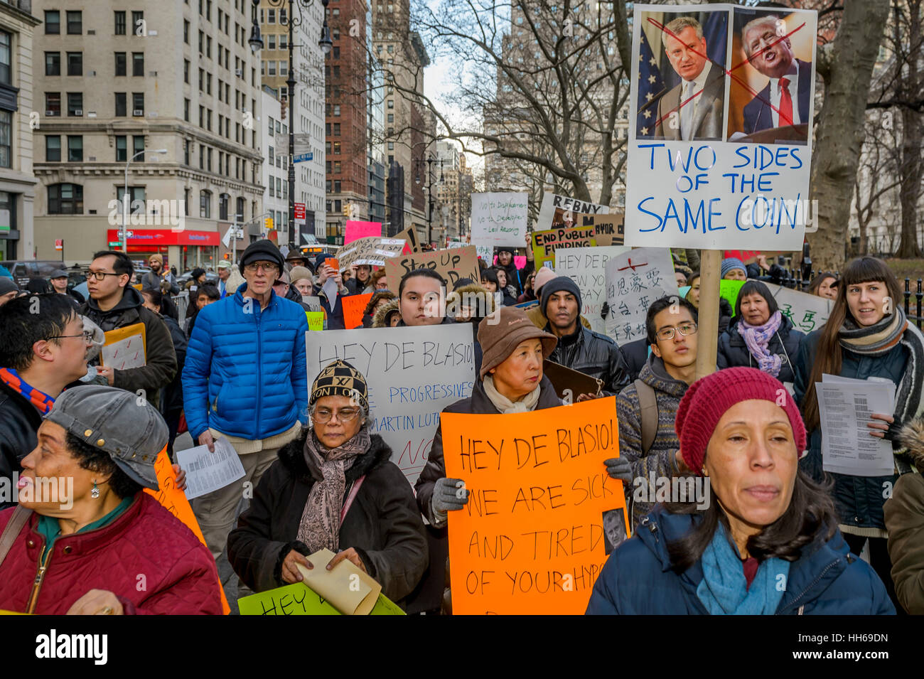 New York City, USA. 16. Januar 2017. Die stadtweite Allianz gegen Verschiebung Kundgebung eine am Rathaus auf Nachfrage Mayor de Blasio Step-down nach rassistischen Umwidmung Pläne, die Gemeinden der Farbe gezielt zu fördern. Ziel war es auch, Martin Luther King Jr. Vermächtnis des Kampfes gegen rassische und wirtschaftliche Ungerechtigkeit überall im Land zu gedenken. Bildnachweis: Erik McGregor/PACIFIC PRESS/Alamy Live-Nachrichten Stockfoto