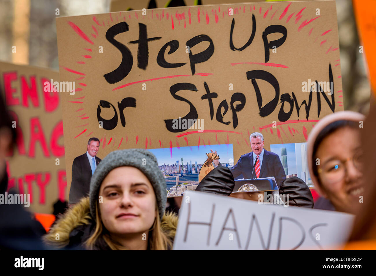 New York City, USA. 16. Januar 2017. Die stadtweite Allianz gegen Verschiebung Kundgebung eine am Rathaus auf Nachfrage Mayor de Blasio Step-down nach rassistischen Umwidmung Pläne, die Gemeinden der Farbe gezielt zu fördern. Ziel war es auch, Martin Luther King Jr. Vermächtnis des Kampfes gegen rassische und wirtschaftliche Ungerechtigkeit überall im Land zu gedenken. Bildnachweis: Erik McGregor/PACIFIC PRESS/Alamy Live-Nachrichten Stockfoto