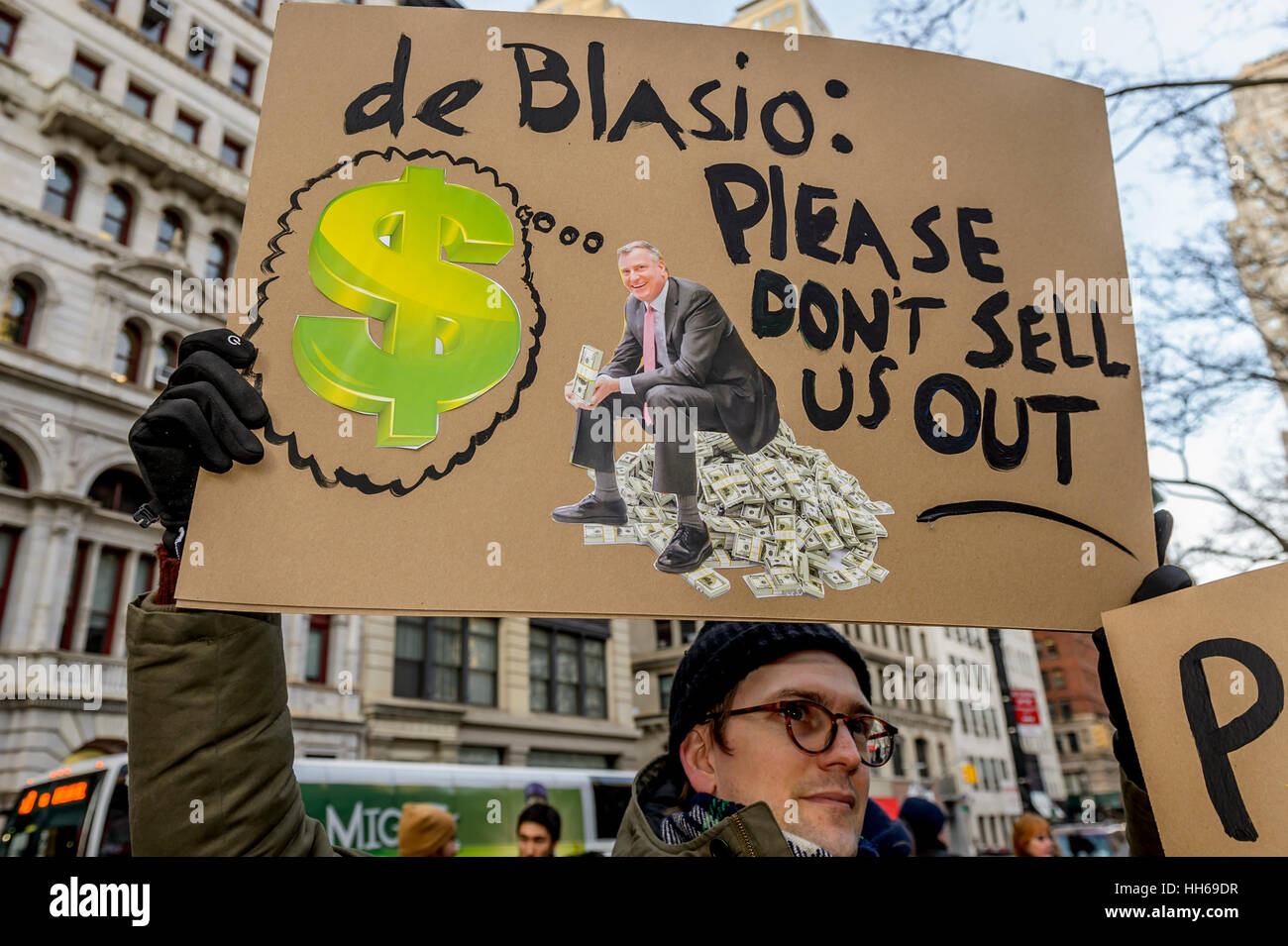 New York City, USA. 16. Januar 2017. Die stadtweite Allianz gegen Verschiebung Kundgebung eine am Rathaus auf Nachfrage Mayor de Blasio Step-down nach rassistischen Umwidmung Pläne, die Gemeinden der Farbe gezielt zu fördern. Ziel war es auch, Martin Luther King Jr. Vermächtnis des Kampfes gegen rassische und wirtschaftliche Ungerechtigkeit überall im Land zu gedenken. Bildnachweis: Erik McGregor/PACIFIC PRESS/Alamy Live-Nachrichten Stockfoto