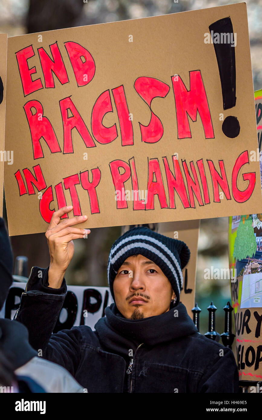 New York City, USA. 16. Januar 2017. Die stadtweite Allianz gegen Verschiebung Kundgebung eine am Rathaus auf Nachfrage Mayor de Blasio Step-down nach rassistischen Umwidmung Pläne, die Gemeinden der Farbe gezielt zu fördern. Ziel war es auch, Martin Luther King Jr. Vermächtnis des Kampfes gegen rassische und wirtschaftliche Ungerechtigkeit überall im Land zu gedenken. Bildnachweis: Erik McGregor/PACIFIC PRESS/Alamy Live-Nachrichten Stockfoto