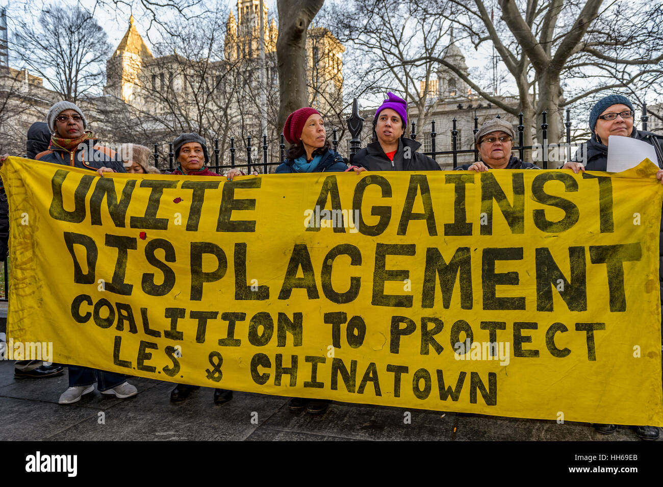 New York City, USA. 16. Januar 2017. Die stadtweite Allianz gegen Verschiebung Kundgebung eine am Rathaus auf Nachfrage Mayor de Blasio Step-down nach rassistischen Umwidmung Pläne, die Gemeinden der Farbe gezielt zu fördern. Ziel war es auch, Martin Luther King Jr. Vermächtnis des Kampfes gegen rassische und wirtschaftliche Ungerechtigkeit überall im Land zu gedenken. Bildnachweis: Erik McGregor/PACIFIC PRESS/Alamy Live-Nachrichten Stockfoto
