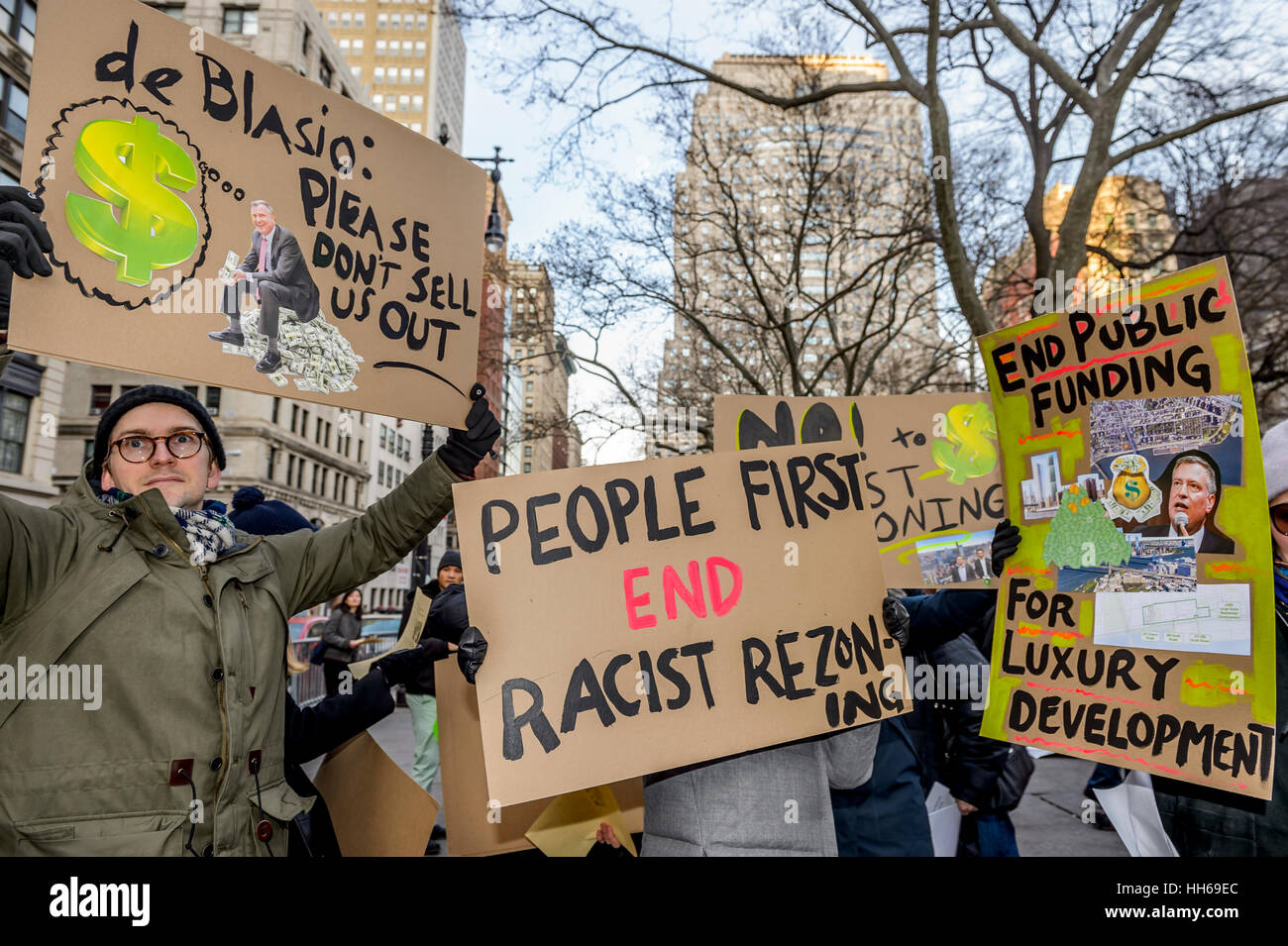 New York City, USA. 16. Januar 2017. Die stadtweite Allianz gegen Verschiebung Kundgebung eine am Rathaus auf Nachfrage Mayor de Blasio Step-down nach rassistischen Umwidmung Pläne, die Gemeinden der Farbe gezielt zu fördern. Ziel war es auch, Martin Luther King Jr. Vermächtnis des Kampfes gegen rassische und wirtschaftliche Ungerechtigkeit überall im Land zu gedenken. Bildnachweis: Erik McGregor/PACIFIC PRESS/Alamy Live-Nachrichten Stockfoto