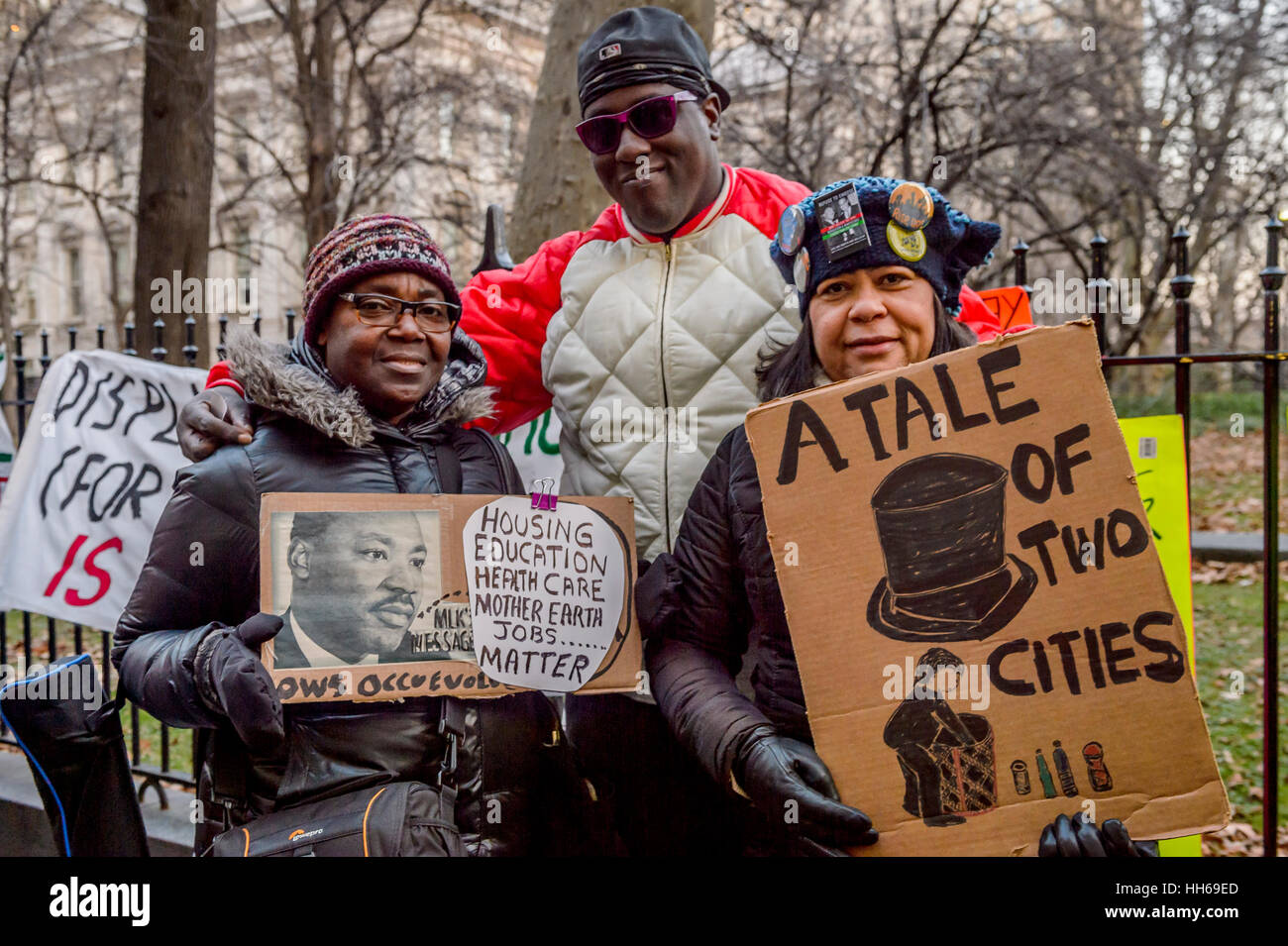 New York City, USA. 16. Januar 2017. Die stadtweite Allianz gegen Verschiebung Kundgebung eine am Rathaus auf Nachfrage Mayor de Blasio Step-down nach rassistischen Umwidmung Pläne, die Gemeinden der Farbe gezielt zu fördern. Ziel war es auch, Martin Luther King Jr. Vermächtnis des Kampfes gegen rassische und wirtschaftliche Ungerechtigkeit überall im Land zu gedenken. Bildnachweis: Erik McGregor/PACIFIC PRESS/Alamy Live-Nachrichten Stockfoto