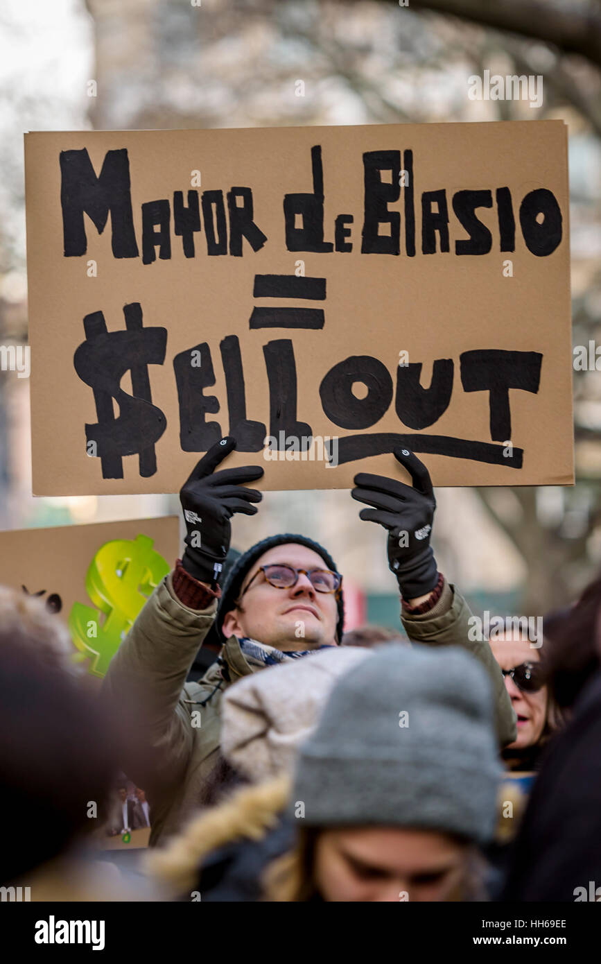 New York City, USA. 16. Januar 2017. Die stadtweite Allianz gegen Verschiebung Kundgebung eine am Rathaus auf Nachfrage Mayor de Blasio Step-down nach rassistischen Umwidmung Pläne, die Gemeinden der Farbe gezielt zu fördern. Ziel war es auch, Martin Luther King Jr. Vermächtnis des Kampfes gegen rassische und wirtschaftliche Ungerechtigkeit überall im Land zu gedenken. Bildnachweis: Erik McGregor/PACIFIC PRESS/Alamy Live-Nachrichten Stockfoto