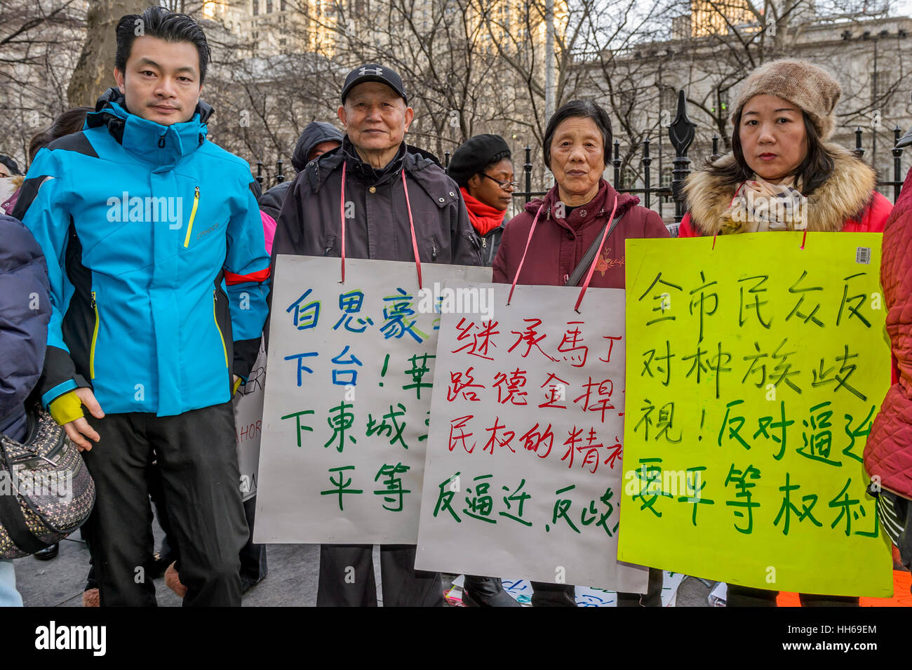 New York City, USA. 16. Januar 2017. Die stadtweite Allianz gegen Verschiebung Kundgebung eine am Rathaus auf Nachfrage Mayor de Blasio Step-down nach rassistischen Umwidmung Pläne, die Gemeinden der Farbe gezielt zu fördern. Ziel war es auch, Martin Luther King Jr. Vermächtnis des Kampfes gegen rassische und wirtschaftliche Ungerechtigkeit überall im Land zu gedenken. Bildnachweis: Erik McGregor/PACIFIC PRESS/Alamy Live-Nachrichten Stockfoto