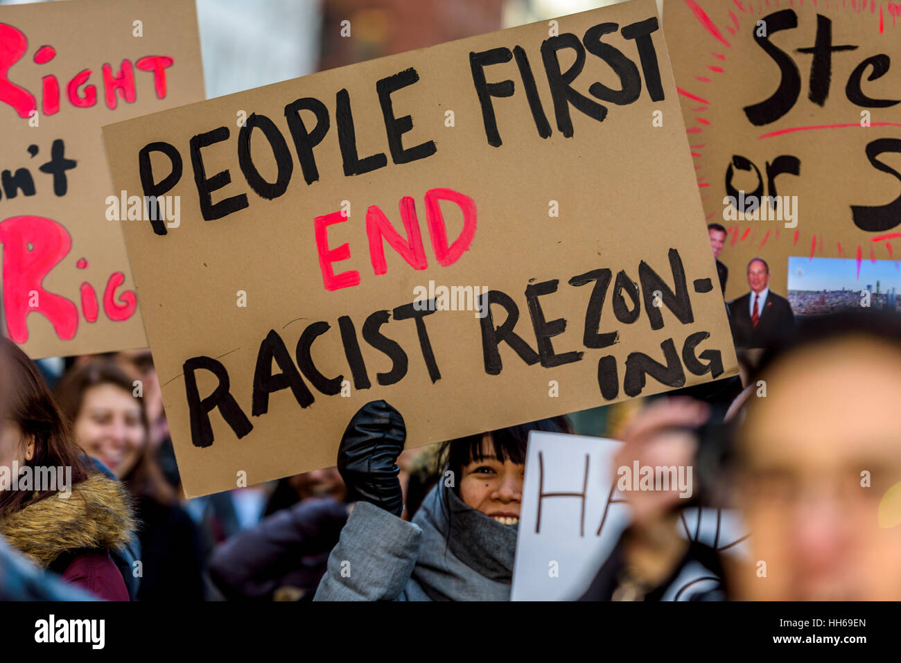 New York City, USA. 16. Januar 2017. Die stadtweite Allianz gegen Verschiebung Kundgebung eine am Rathaus auf Nachfrage Mayor de Blasio Step-down nach rassistischen Umwidmung Pläne, die Gemeinden der Farbe gezielt zu fördern. Ziel war es auch, Martin Luther King Jr. Vermächtnis des Kampfes gegen rassische und wirtschaftliche Ungerechtigkeit überall im Land zu gedenken. Bildnachweis: Erik McGregor/PACIFIC PRESS/Alamy Live-Nachrichten Stockfoto