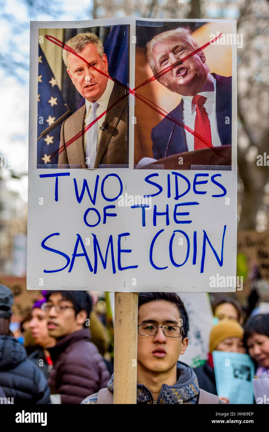 New York City, USA. 16. Januar 2017. Die stadtweite Allianz gegen Verschiebung Kundgebung eine am Rathaus auf Nachfrage Mayor de Blasio Step-down nach rassistischen Umwidmung Pläne, die Gemeinden der Farbe gezielt zu fördern. Ziel war es auch, Martin Luther King Jr. Vermächtnis des Kampfes gegen rassische und wirtschaftliche Ungerechtigkeit überall im Land zu gedenken. Bildnachweis: Erik McGregor/PACIFIC PRESS/Alamy Live-Nachrichten Stockfoto