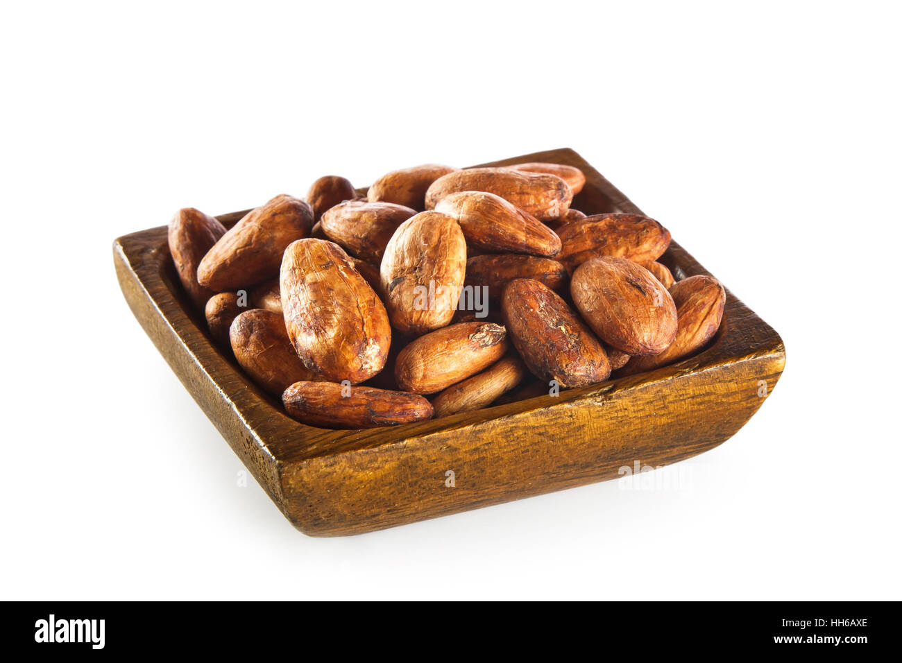 Rohe Kakaobohnen in Holzschale isoliert auf weißem Hintergrund Stockfoto