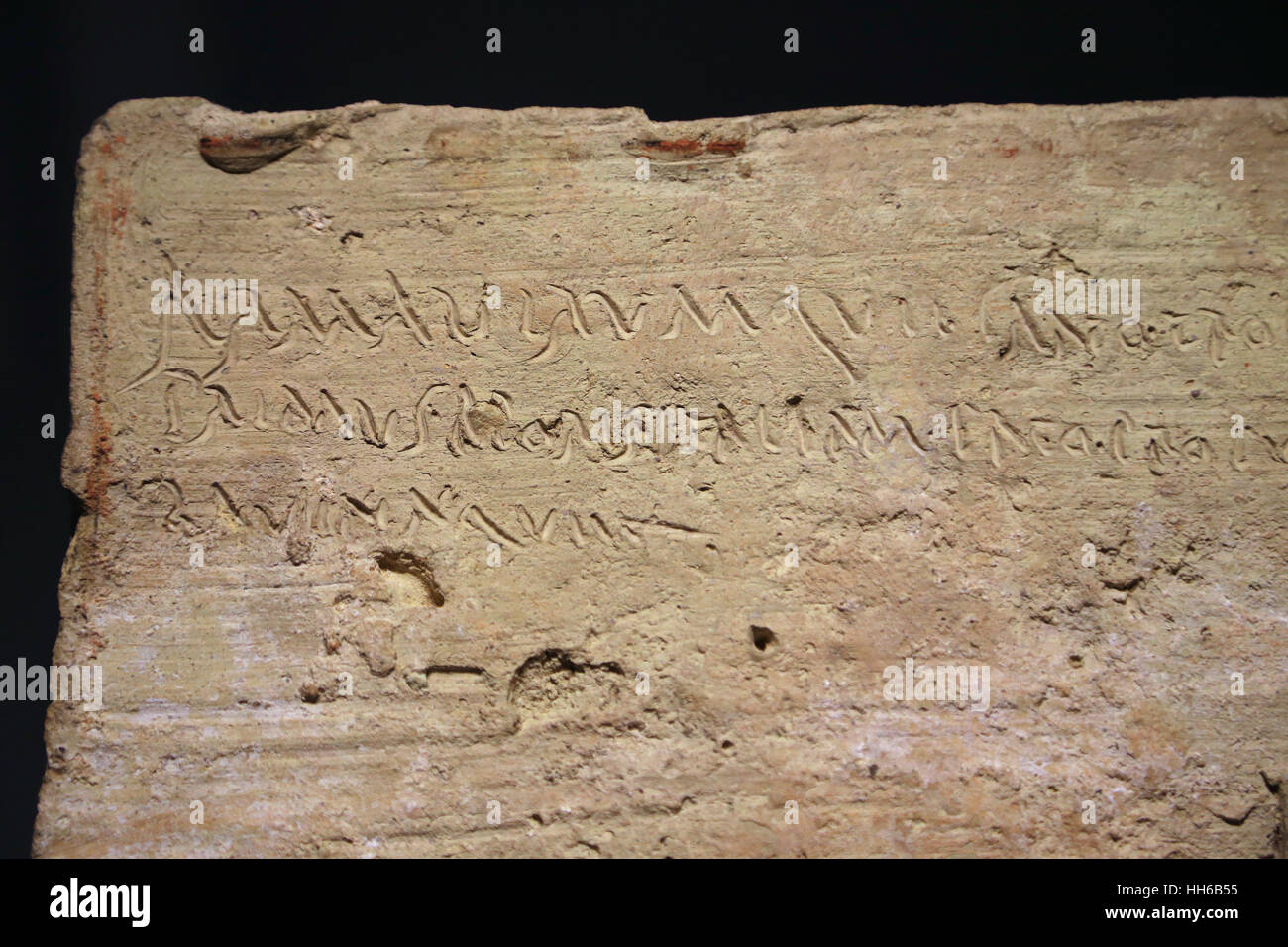 Epigraphischen Plaque. Lateinische Sprache. Clay. 1. Jahrhundert. Cursiva Inschrift enthält die Anfangszeilen der Aeneis durch Dichter Vergil. Italica, Santiponce Stockfoto