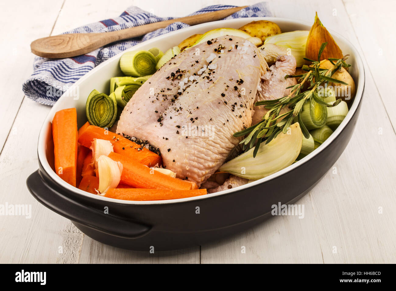 Karotten, Zwiebeln, ganzes Huhn, Knoblauch, Rosmarin, Sellerie, Kartoffeln, eine gesunde Hühnersuppe Kochen Stockfoto