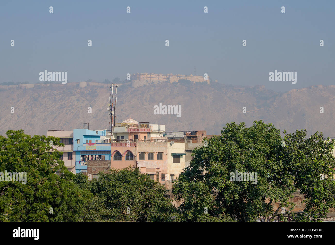 Architektur und Bauten der Stadt Jaipur in Indien, die Stadt, Architektur, eine Konstruktion, ein Minarett, das Gebäude, Jaipur Stockfoto