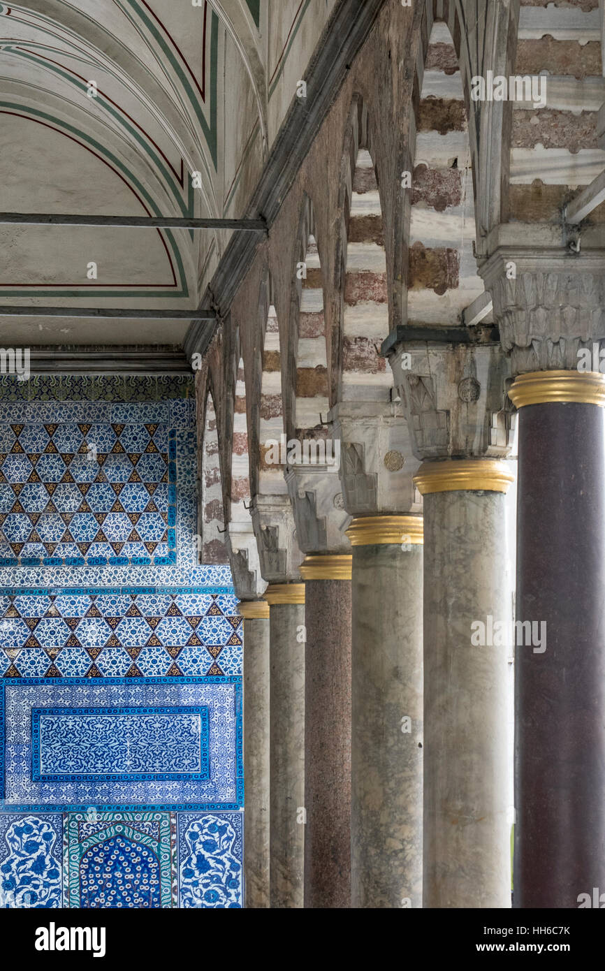 Iznik Fliesen und Spalten in der Nähe von Beschneidung Zimmer, Topkapi Palast in Istanbul Stockfoto