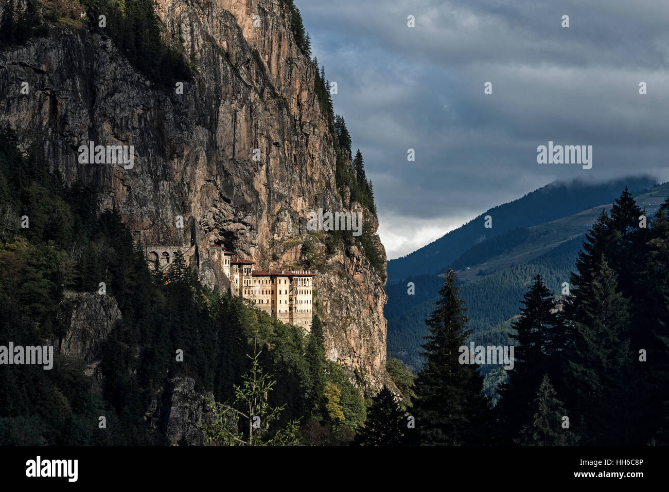 Sumela-Kloster, auch als Kloster der Jungfrau Maria, wurde auf den scharfen Klippen von Macka, in der Nähe von Trabzon im 4. Jahrhundert gegründet. Die Struktur wurde weitere Verbesserung im 18. und 19. Jahrhundert und mit Darstellungen von vielen biblischen Szenen geschmückt. Stockfoto