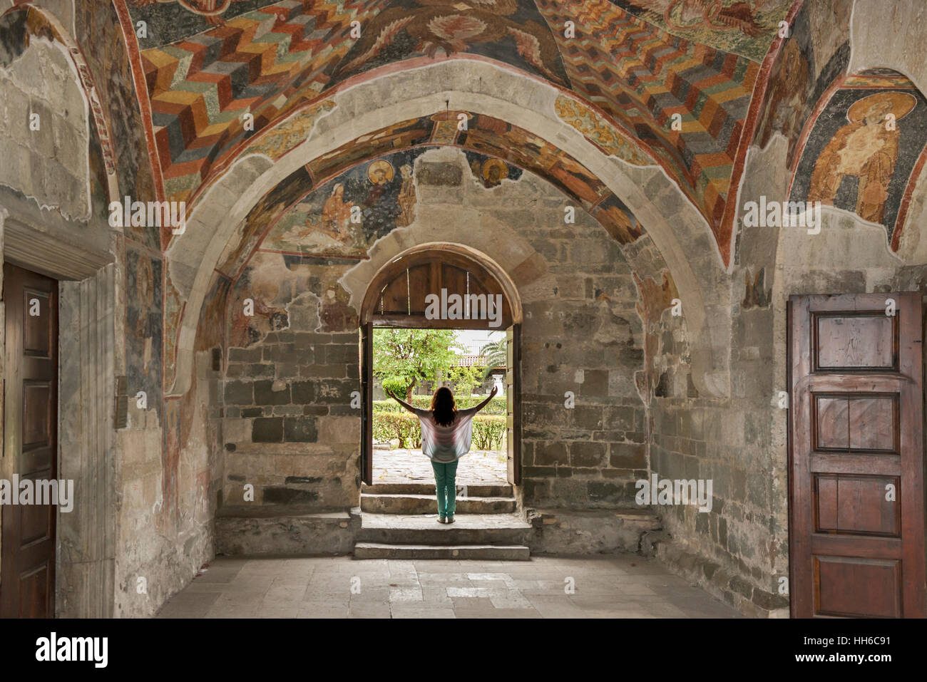 Die Hagia Sophia, heute das St. Sophia Museum, ist eine ehemalige Anicia (griechisch-orthodoxe) Kirche in der Stadt Trabzon im Nord-östlichen Teil der Türkei. Es stammt aus dem 13. Jahrhundert als Trabzon die Hauptstadt des Reiches von Trebizond war. Es befindet sich in der Nähe der Küste und zwei Meilen westlich von der mittelalterlichen Stadt Grenzen. Es ist einer der wenigen Dutzend byzantinische Standorten noch existent im Bereich. Es ist beschrieben worden als als eines der schönsten Beispiele der byzantinischen Architektur angesehen werden. Stockfoto