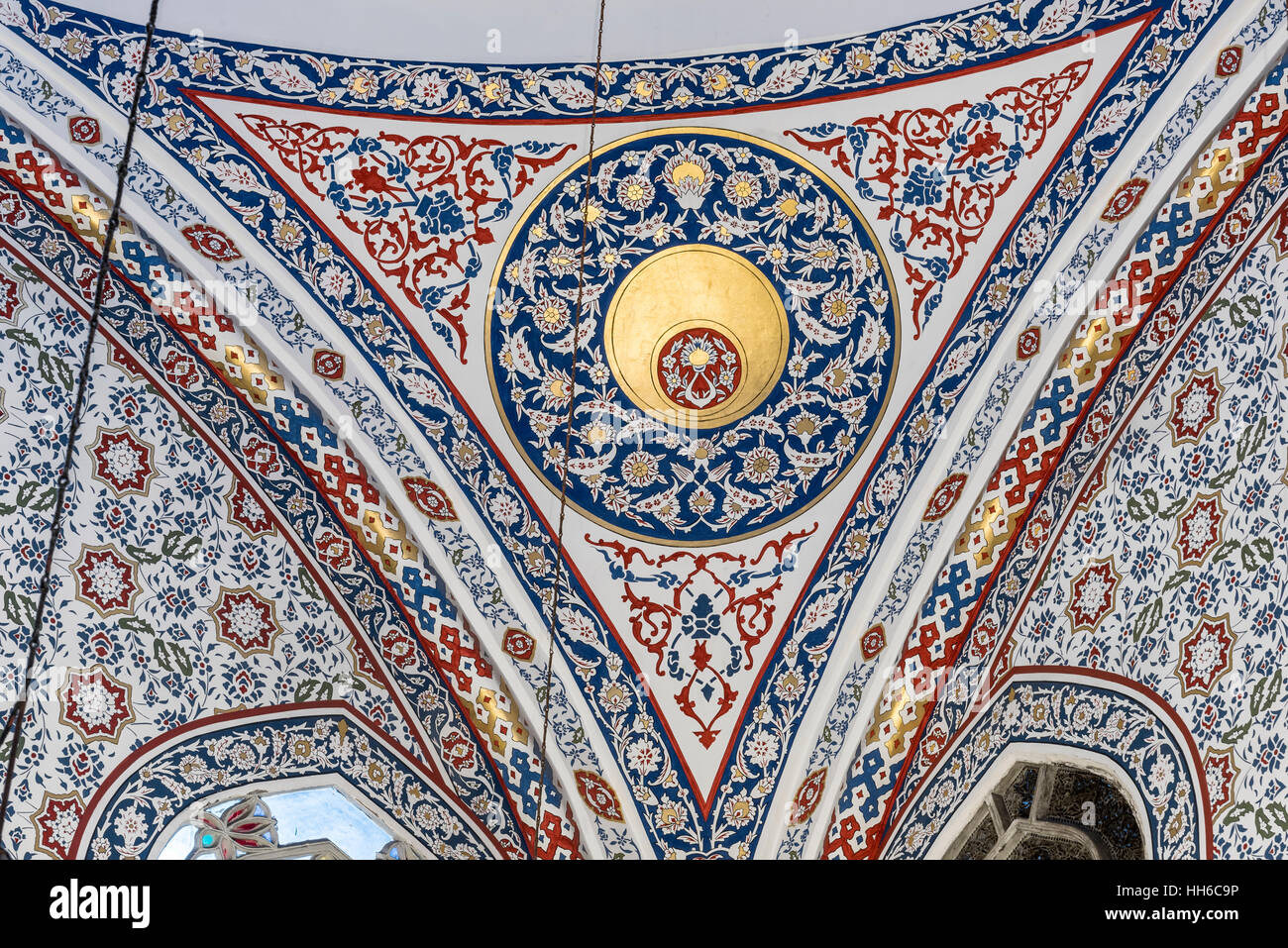 Die neue Valide Sultan-Moschee ist eine osmanische imperiale Moschee befindet sich im Stadtteil Eminönü in Istanbul, Türkei. Es befindet sich am Goldenen Horn, am südlichen Ende der Galata-Brücke, und gehört zu den architektonischen Sehenswürdigkeiten von Istanbul. Stockfoto