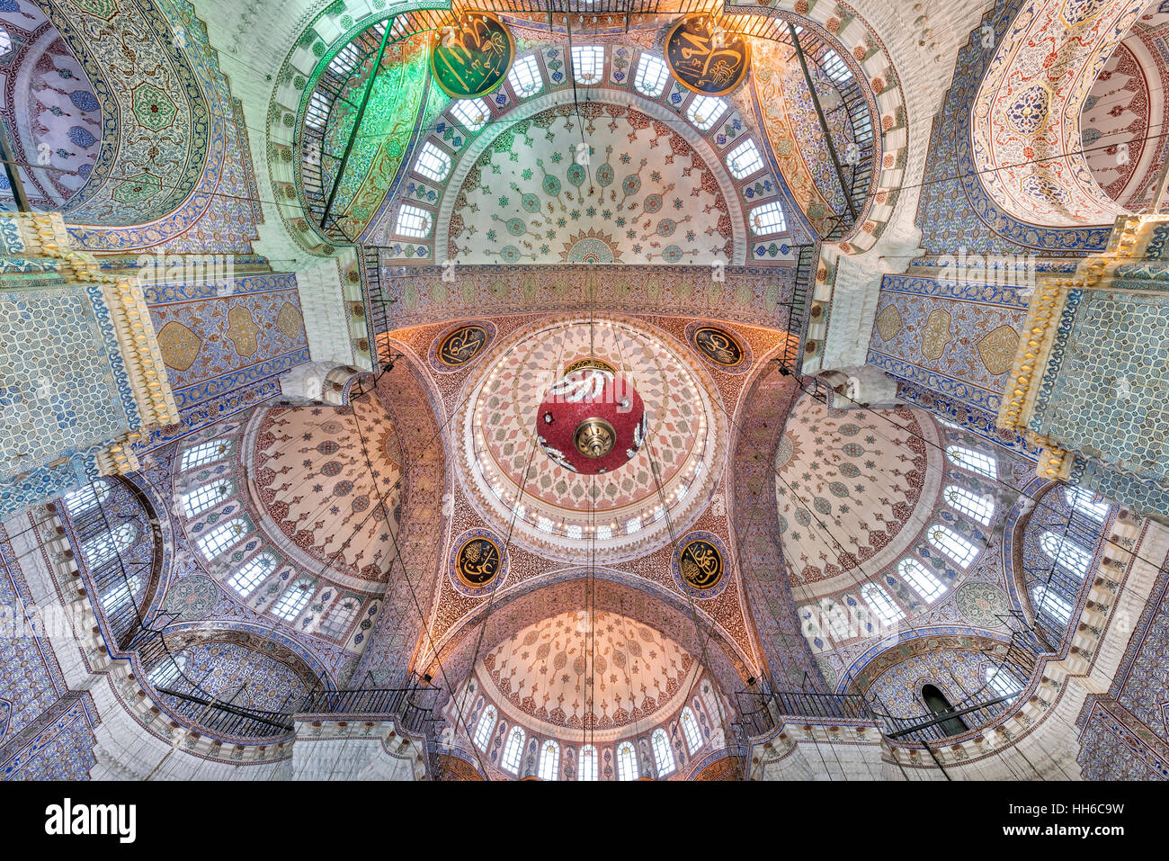 Die neue Valide Sultan-Moschee ist eine osmanische imperiale Moschee befindet sich im Stadtteil Eminönü in Istanbul, Türkei. Es befindet sich am Goldenen Horn, am südlichen Ende der Galata-Brücke, und gehört zu den architektonischen Sehenswürdigkeiten von Istanbul. Stockfoto