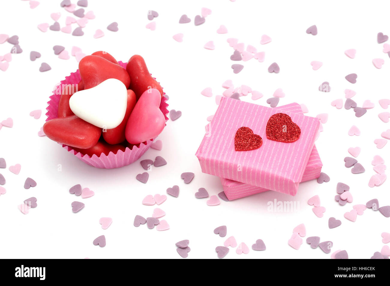 Zuckerherzen und ein Geschenk für den Valentinstag Stockfoto