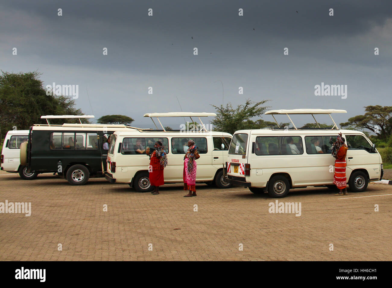 Massai-Frauen, die versuchen, Souvenirs, die Touristen am Eingang des Amboseli National Park zu verkaufen Stockfoto