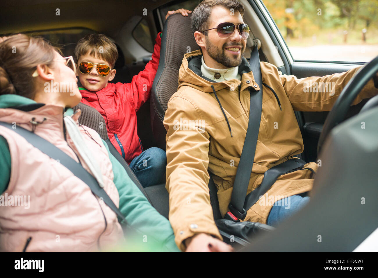 Anreise mit dem Auto auf der Landstraße freundlich Familienglück Stockfoto