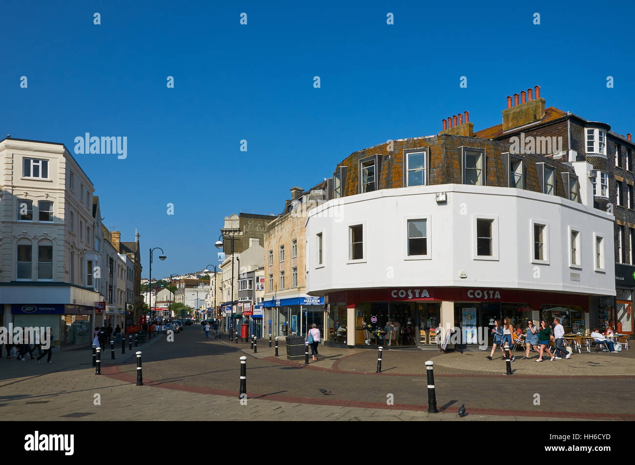 Stadtzentrum von Hastings, East Sussex, UK, Blick in Richtung Queens Road Stockfoto