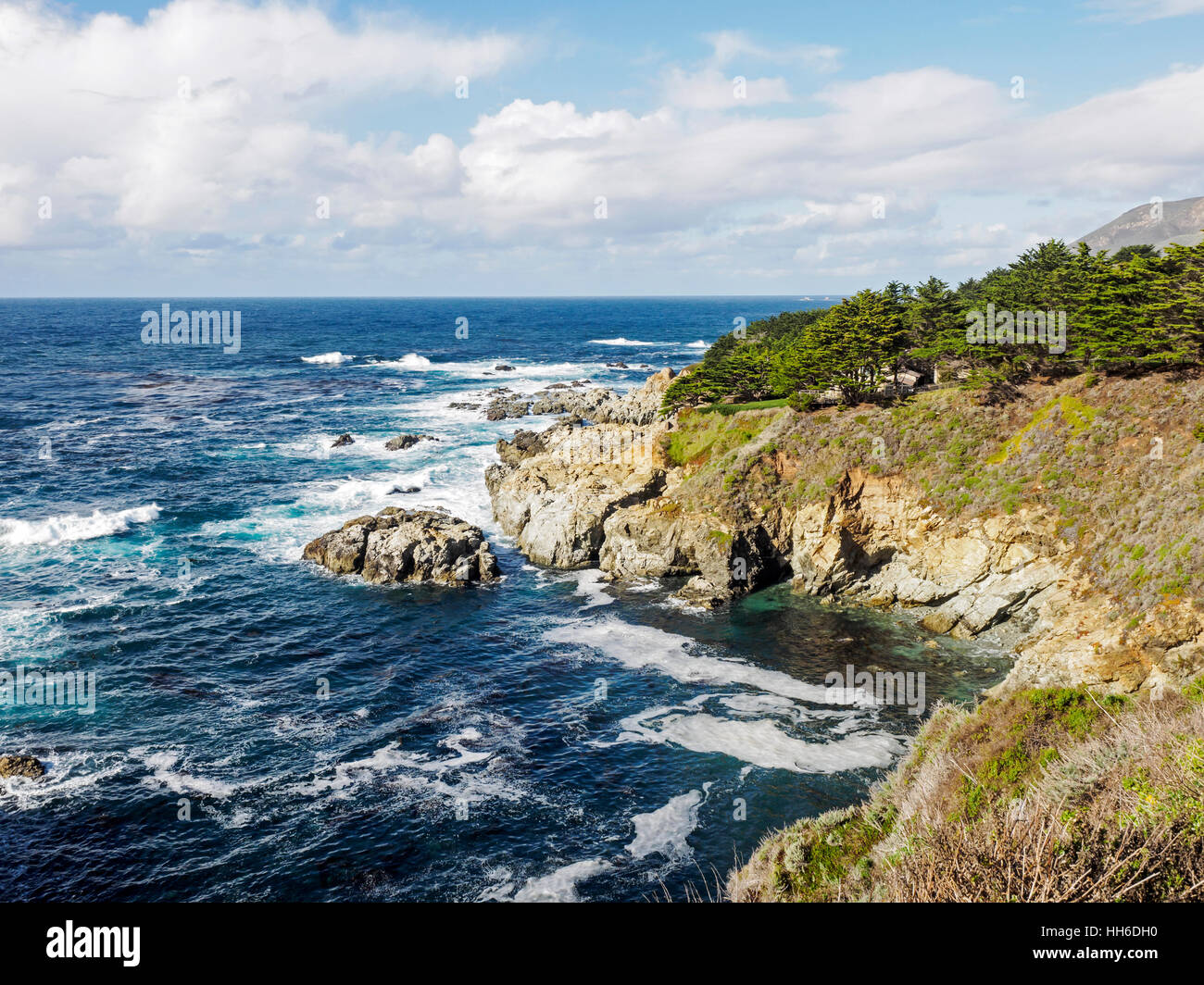 Spektakuläre Küstenlandschaft Landschaft entlang dem Pacific Highway (California State Route 1) zwischen Carmel und Bixby Creek. Stockfoto