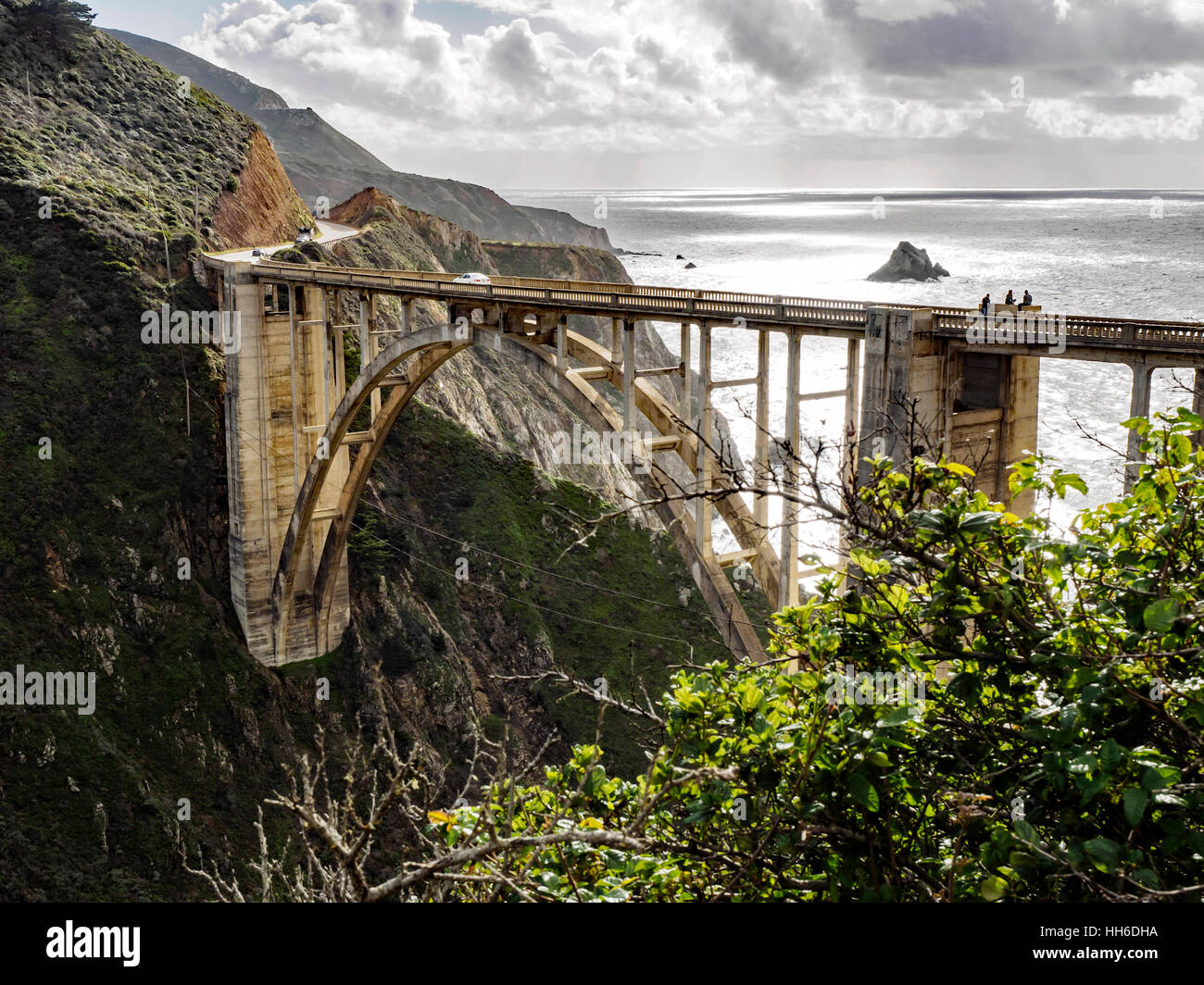 Die Bixby Bridge über den Bixby Creek auf dem Pacific Highway (California State Route 1) in der Nähe von Big Sur. Stockfoto
