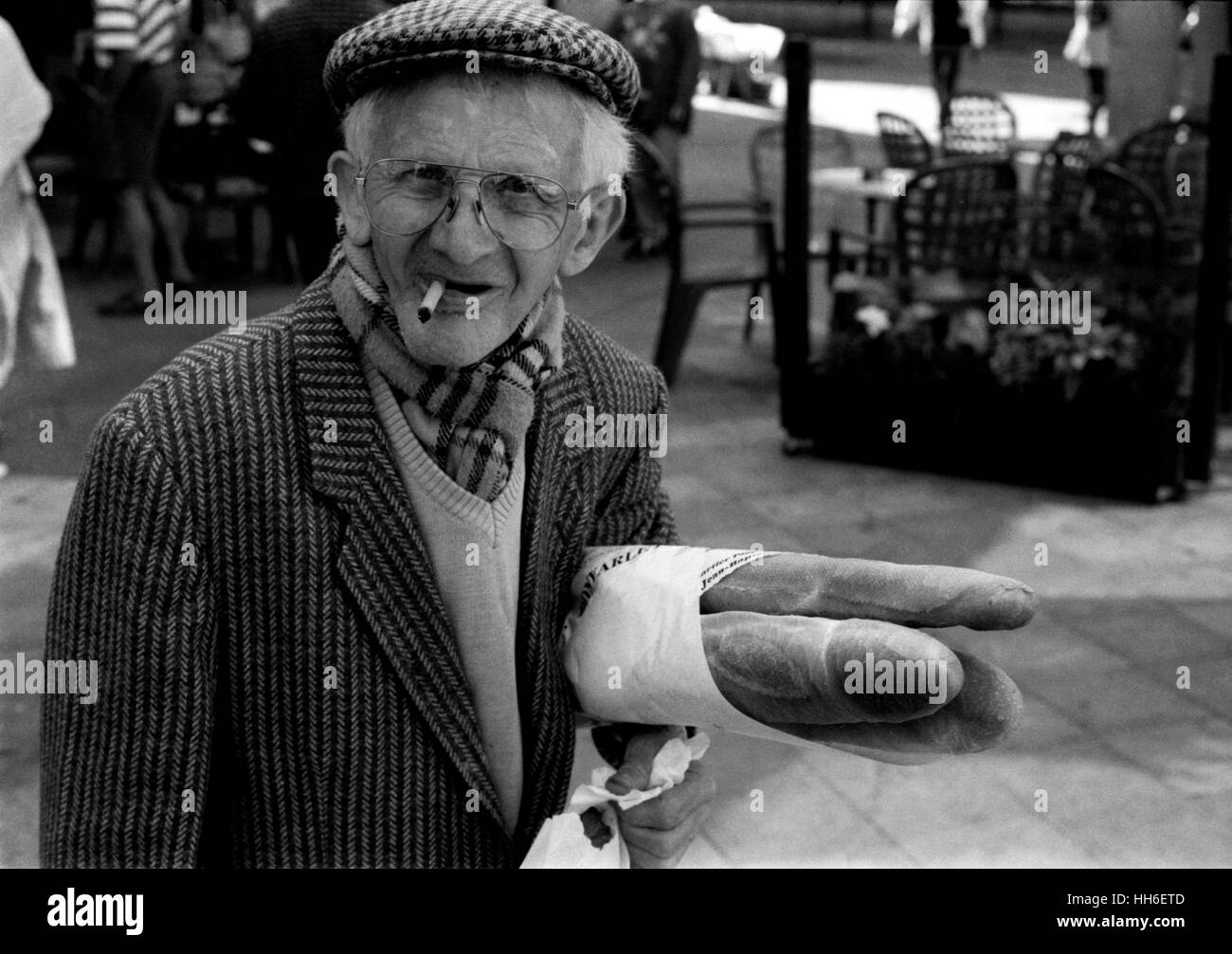 AJAXNETPHOTO. 6. AUGUST 1996. ARRAS, FRANKREICH. -MANN MIT ARMVOLL DES TRADITIONELLEN BAGUETTE BAGUETTE BROTE.  FOTO: JONATHAN EASTLAND/AJAX REF: 960608 13 Stockfoto