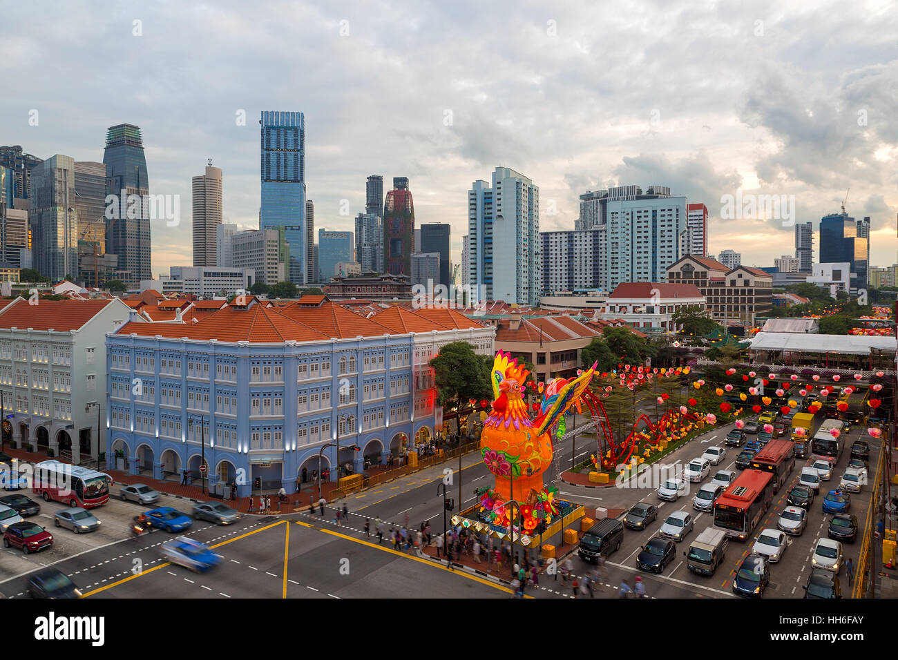 Singapur Chinatown mit chinesischen Neujahrsfest der Hahn 2017 Street Dekoration Stockfoto