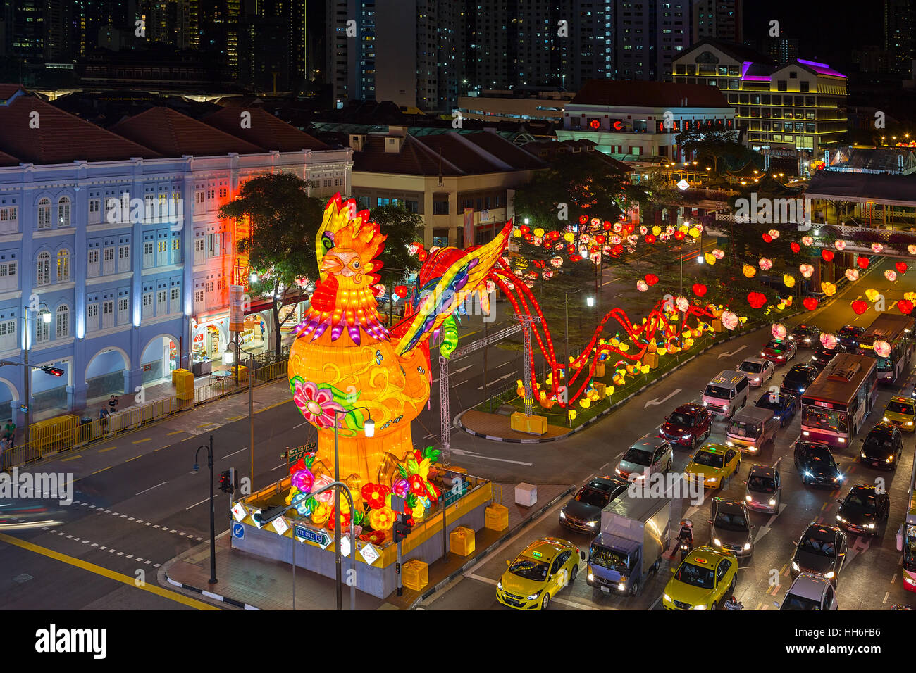 Singapur Chinatown mit chinesischen Neujahrsfest der Hahn 2017 Street Dekoration beleuchtet bei Nacht Stockfoto