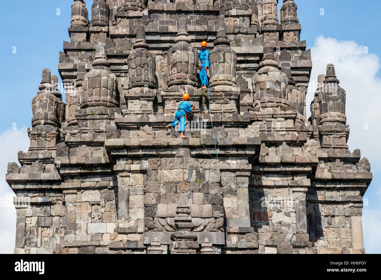 Arbeitnehmer in blau Arbeit Mäntel sind Reinigung eine der Vishnu Heiligtümern der Prambanan Tempel komplex. Java, Indonesien. Stockfoto