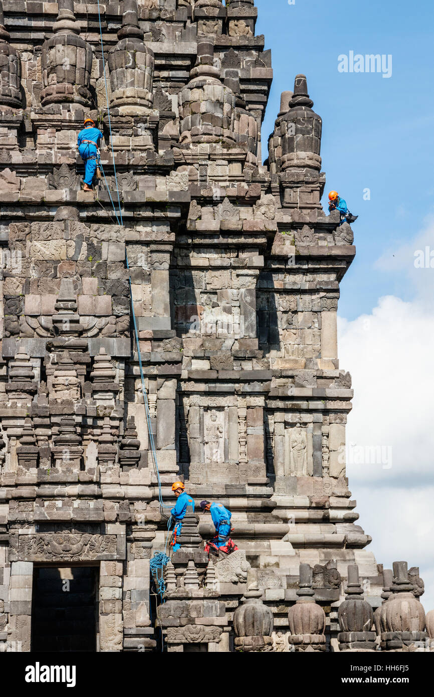 Arbeitnehmer in blau Arbeit Mäntel sind Reinigung eine der Vishnu Heiligtümern der Prambanan Tempel komplex. Java, Indonesien. Stockfoto