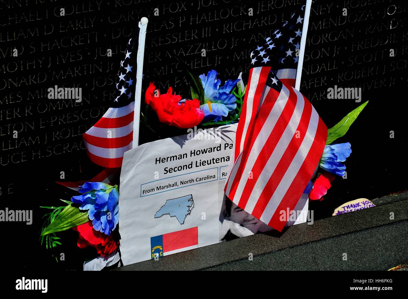 Washington, DC - 10. April 2014: Hommage an einen gefallenen Soldaten an den Vietnam-Krieg-Denkmal an der National Mall links * Stockfoto