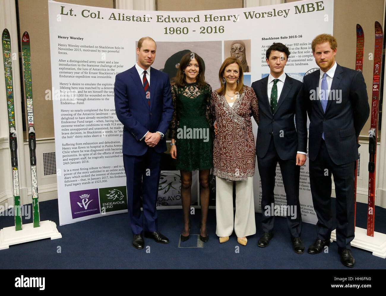 Der Herzog von Cambridge (links) und Prinz Harry (rechts) im Familienverbund Worley Tochter Alicia, Witwe Joanna und Sohn Max, wie sie die Eröffnungsfeier der Endeavour Fund Awards in der Royal Geographical Society in London besuchen, die Bemühungen des vergangenen Jahres präsentiert und feiert Exzellenz durch Vergabe von Preisen für herausragende Persönlichkeiten, die in ihren Bemühungen Fonds sportliche Herausforderungen hervorgetan haben. Stockfoto