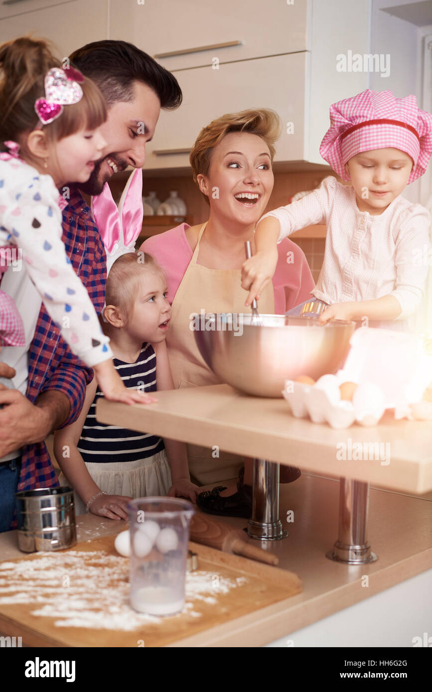 Eltern beibringen Mädchen, wie man einen Kuchen backen Stockfoto