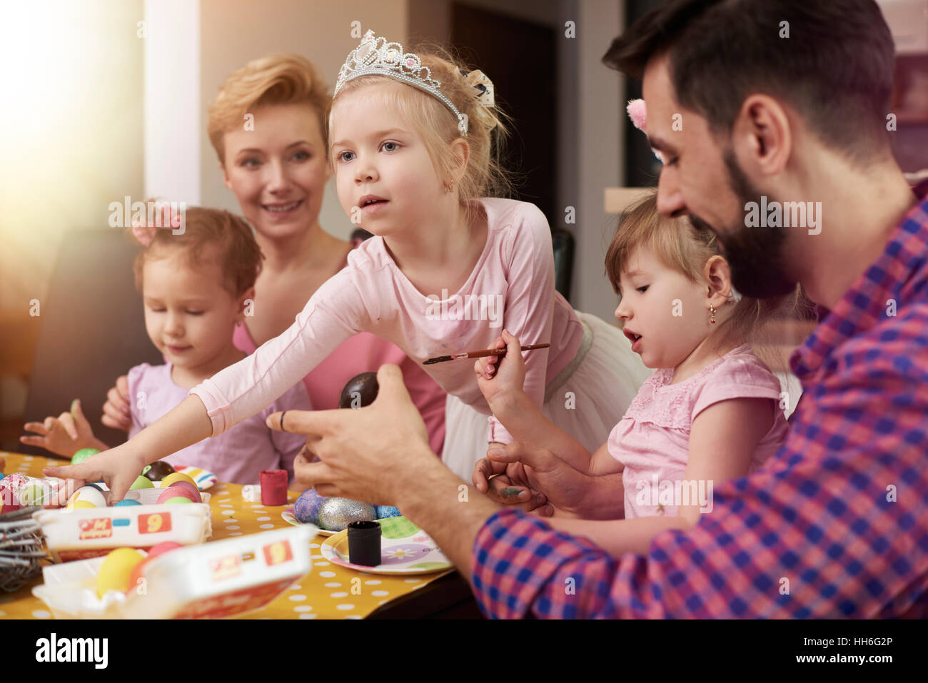 Verbringen Zeit mit der Familie vor dem Ostern Stockfoto