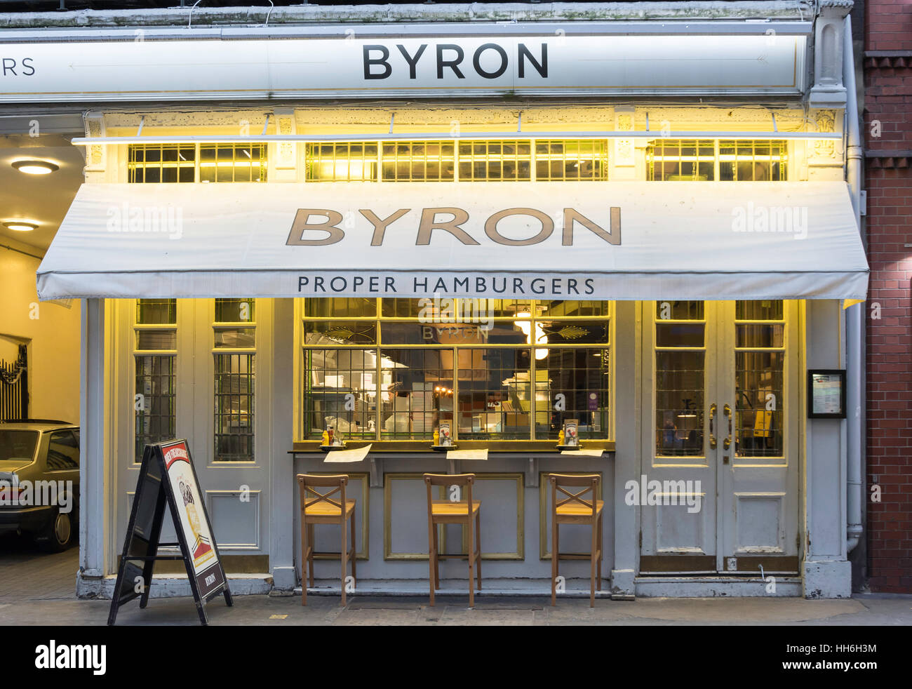 Byron richtige Hamburger Restaurant bei Dämmerung, Rathbone Place, Soho, City of Westminster, London, England, Vereinigtes Königreich Stockfoto