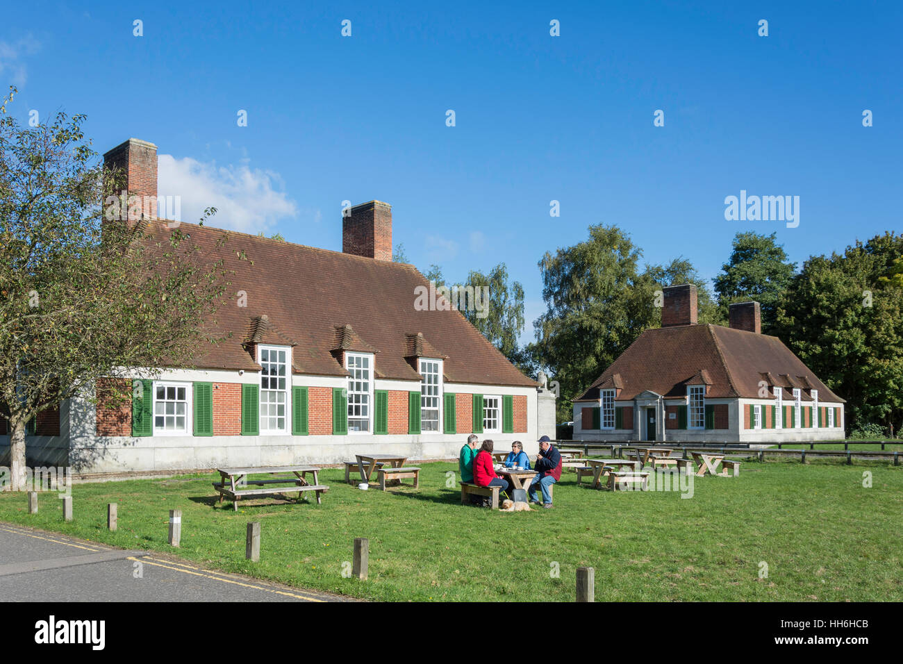 Garten bei Magna Carta Teestube, Windsor Road, Runnymede, Surrey, England, Vereinigtes Königreich Stockfoto