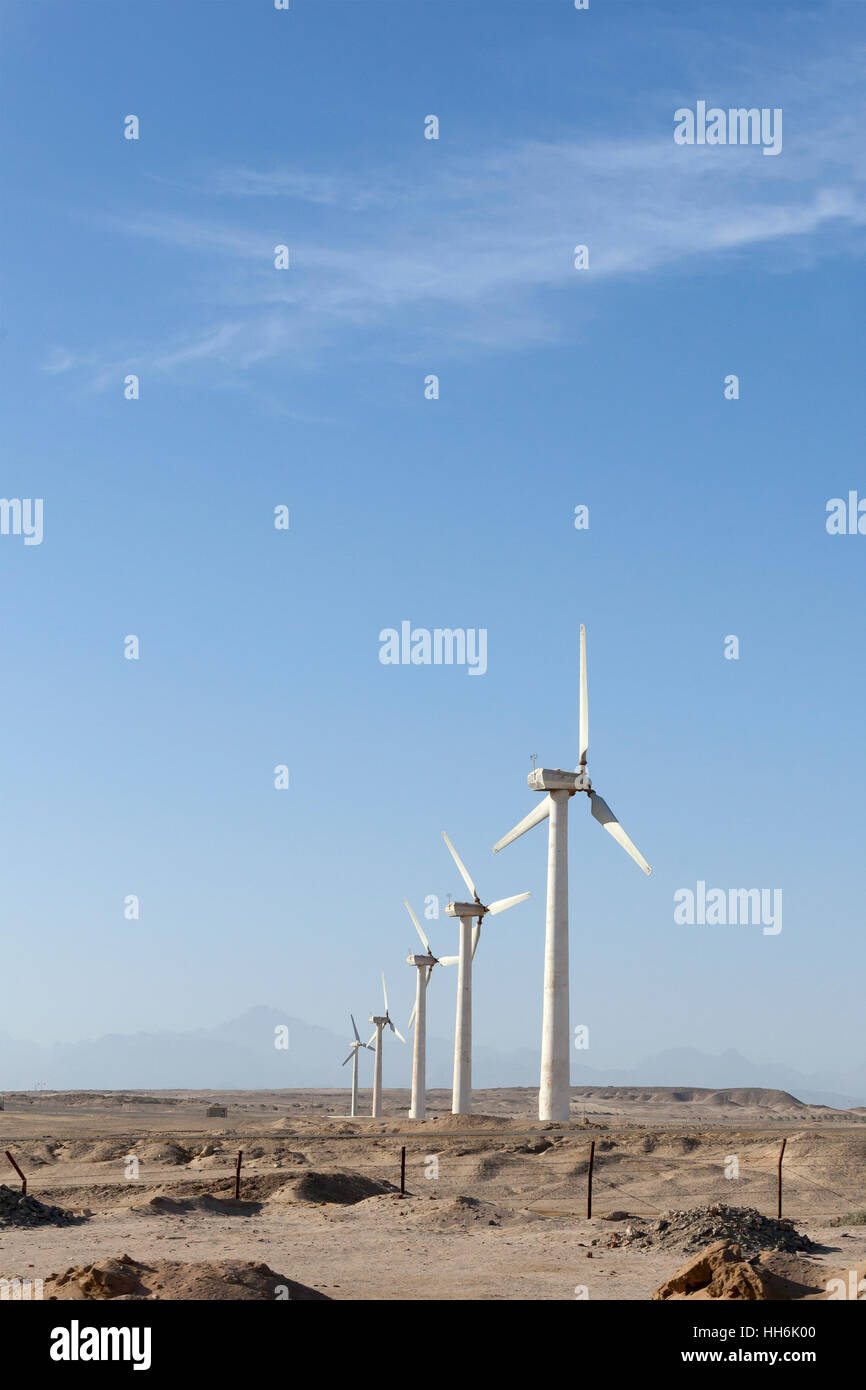 Windgeneratoren gegen den Himmel, Ägypten Stockfoto