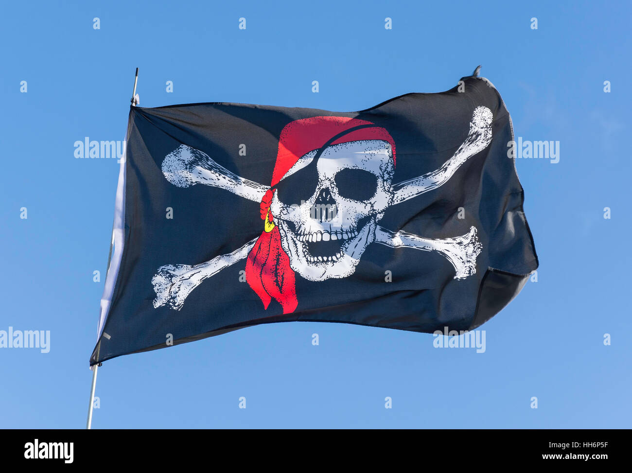 Piratenflagge auf Boot von Themse Leinpfad, Old Windsor, Berkshire, England, Vereinigtes Königreich Stockfoto
