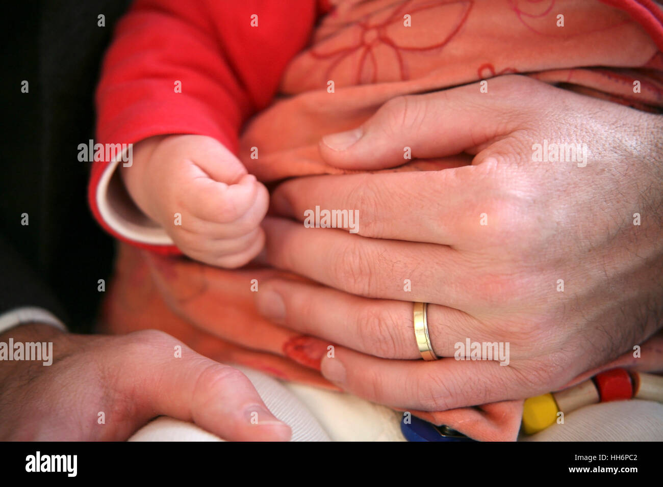 Detail-Aufnahme von einigen Erwachsenen Händen hält ein baby Stockfoto