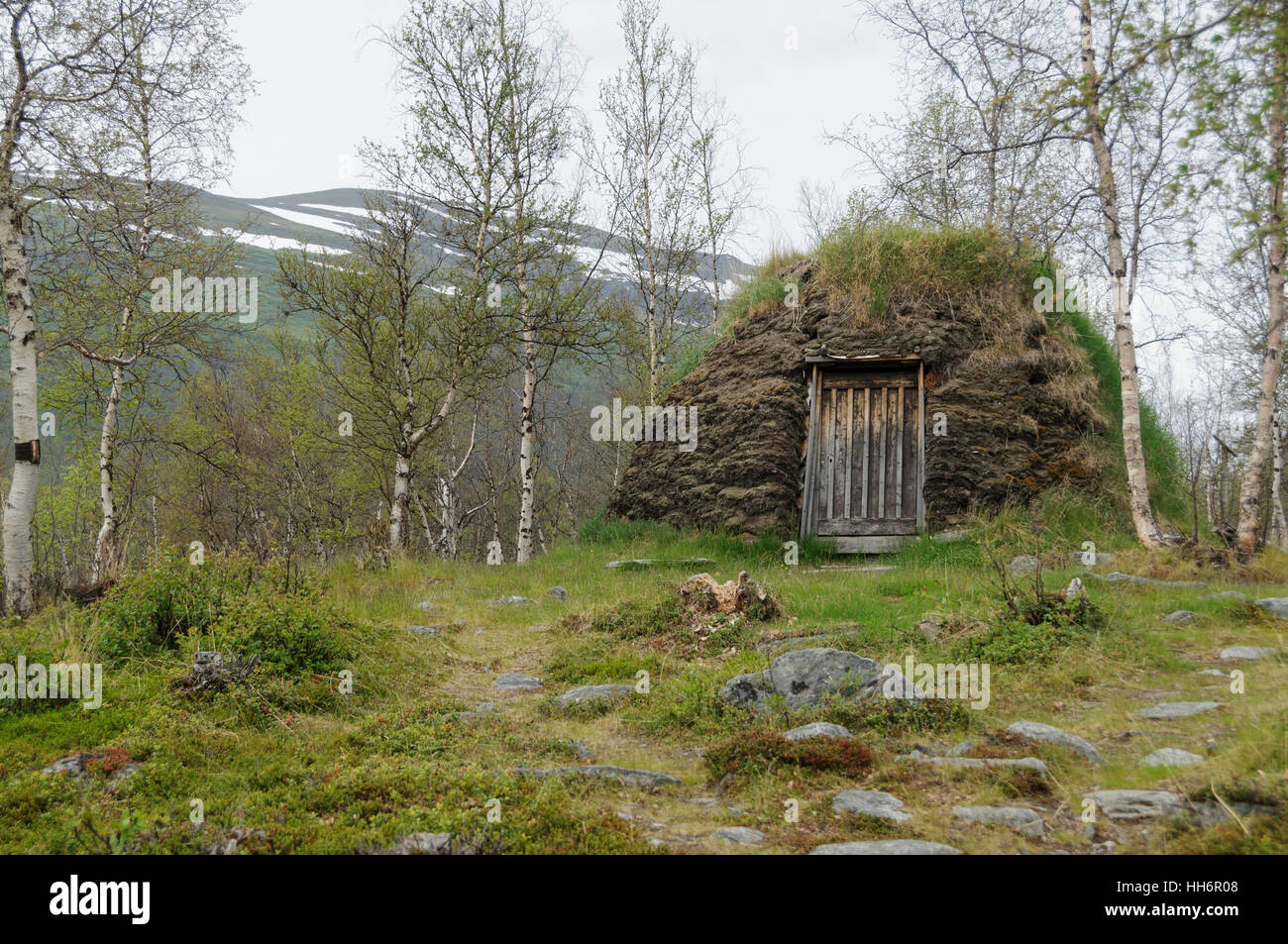 Sami-Kultur: ein eine Hütte (Darfegoahti) in einem Sami-Camp im Abisko Nationalpark Stockfoto