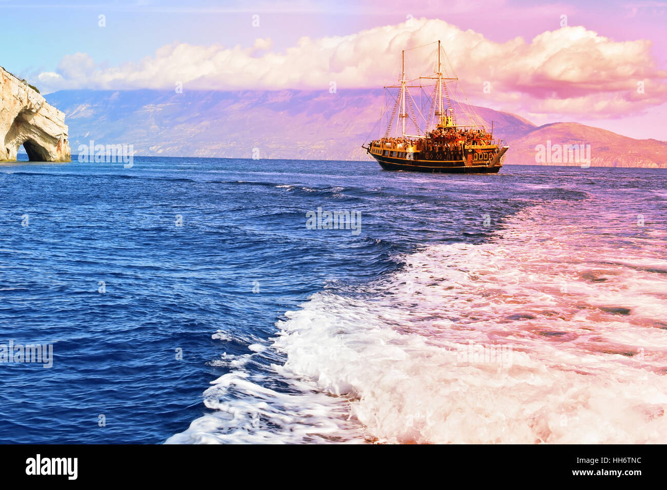 Segelboot auf dem Wasser des Meeres Stockfoto