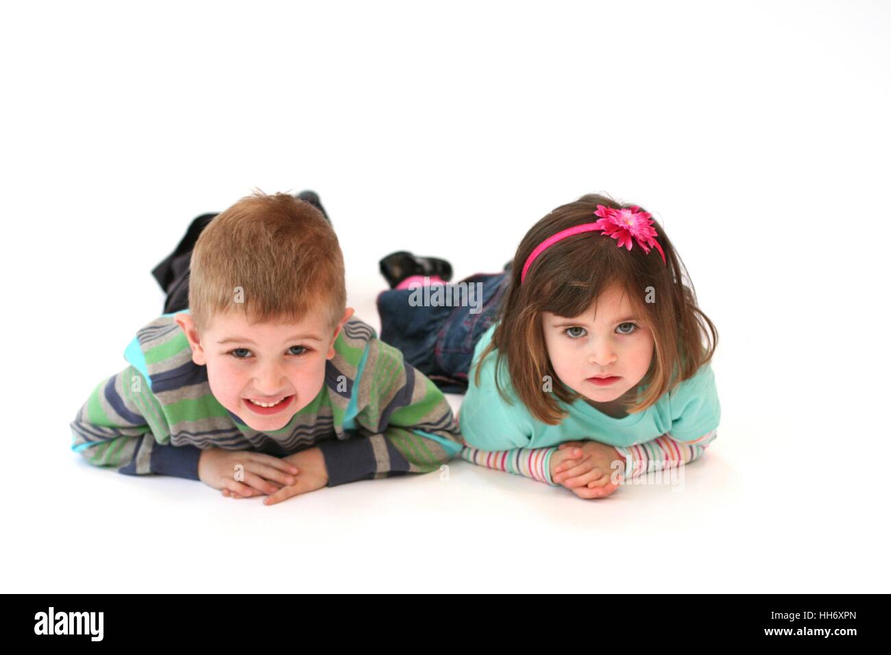 Bruder und Schwester Kinder Kinder lachen, spielen und gemeinsam Spaß haben Stockfoto