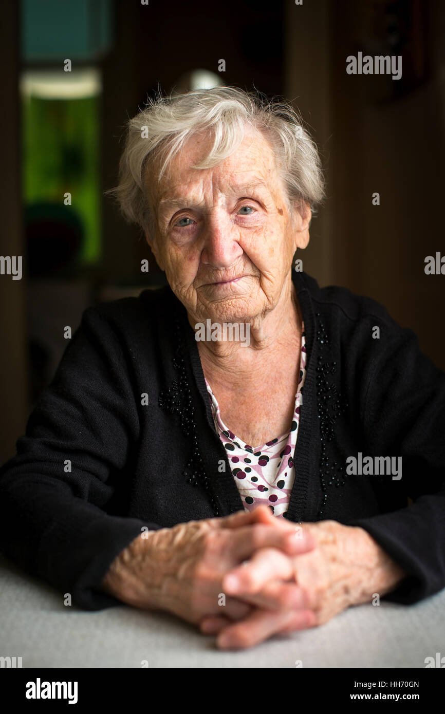 Portrait über eine ältere grauhaarige Frau Rentner. Stockfoto