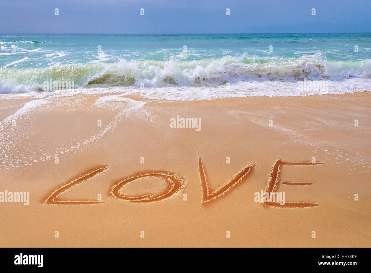 Liebe auf dem Sand des Strandes, Sankt Valentin schriftliche und Reise-Konzept Stockfoto