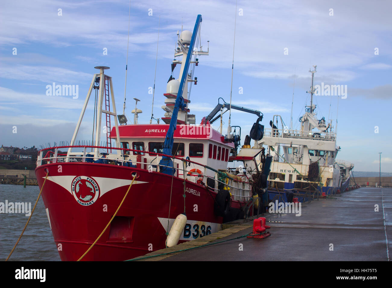 Trawler an ihren Liegeplätzen im Hafen in Bangor Nordirland wie sie von einem starken Sturm in der irischen See geschützt Stockfoto